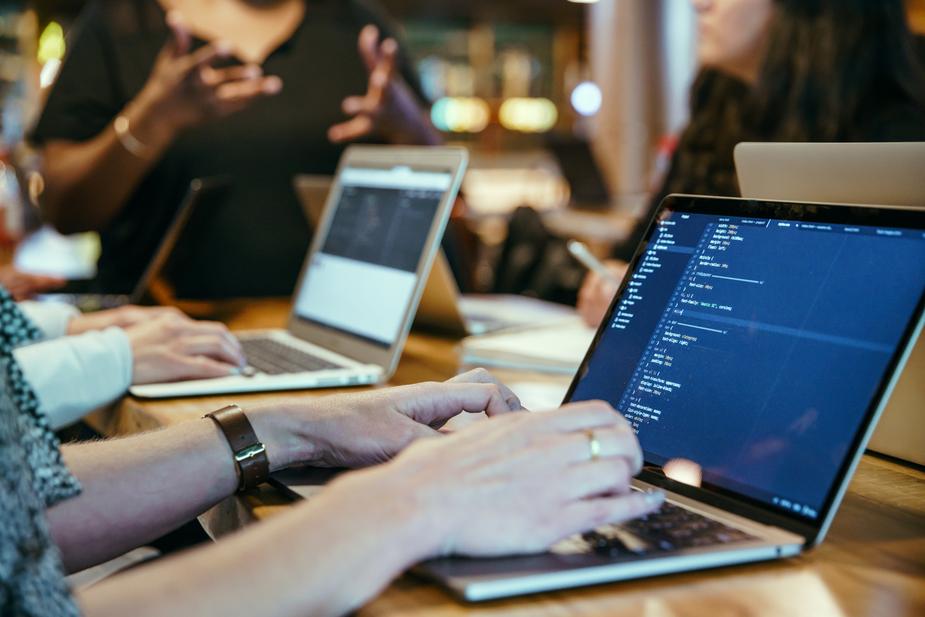 developer-coding-on-laptop_925x